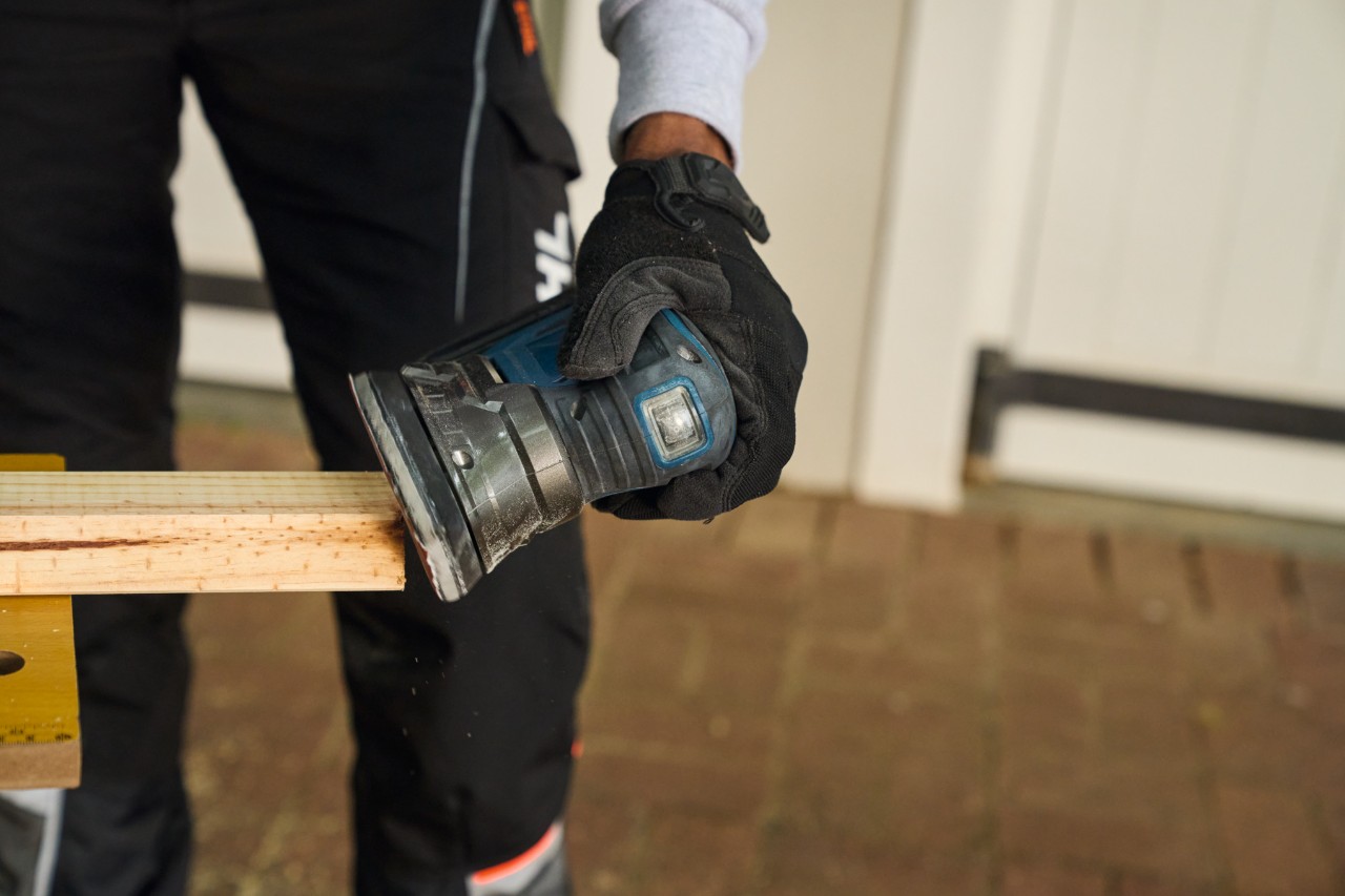 Con una lijadora multiusos se lijan todas las piezas de madera