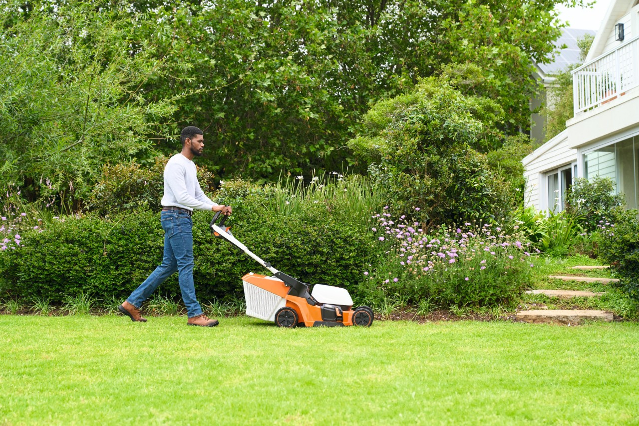 Un hombre corta el césped con un cortacésped STIHL RMA 448 V