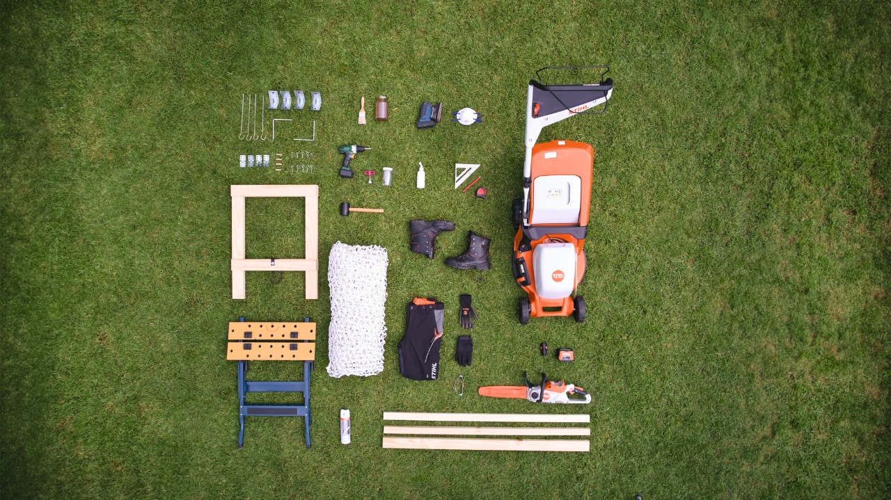 Imagen de dron de los materiales y equipos necesarios para construir una portería de fútbol