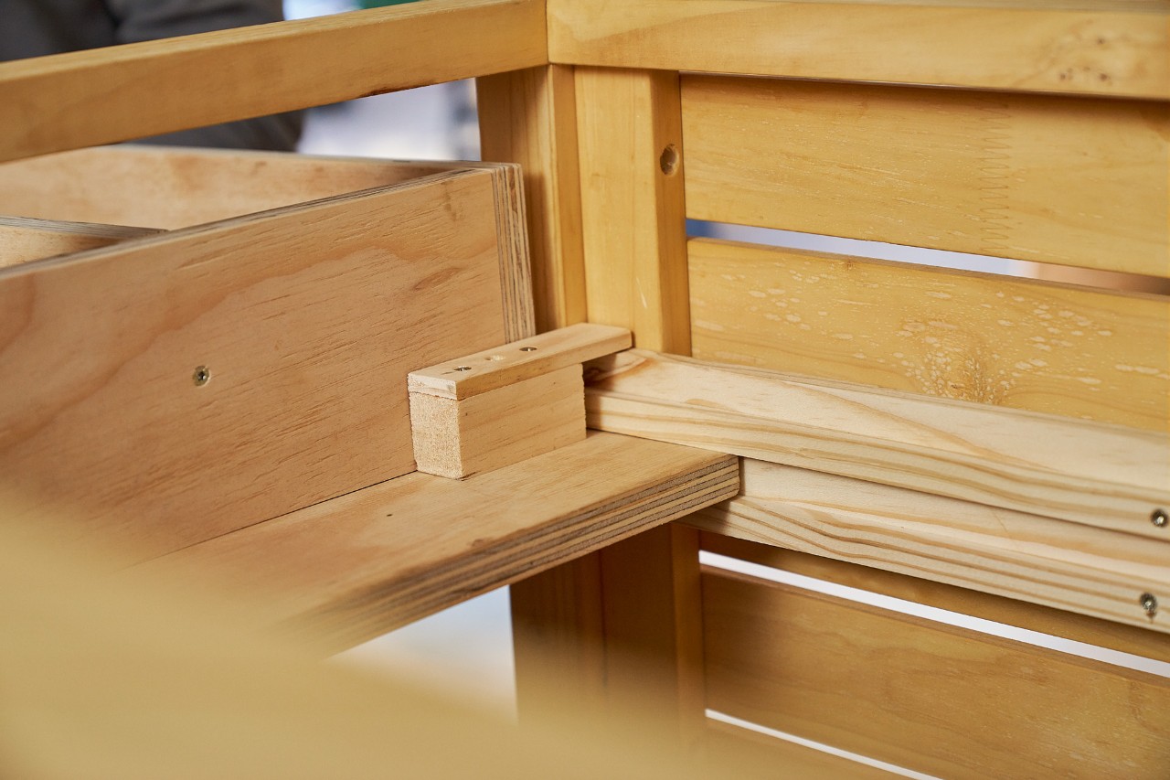 Cajón fabricado por ti mismo con topes de madera de desecho para el garaje para cortacésped 