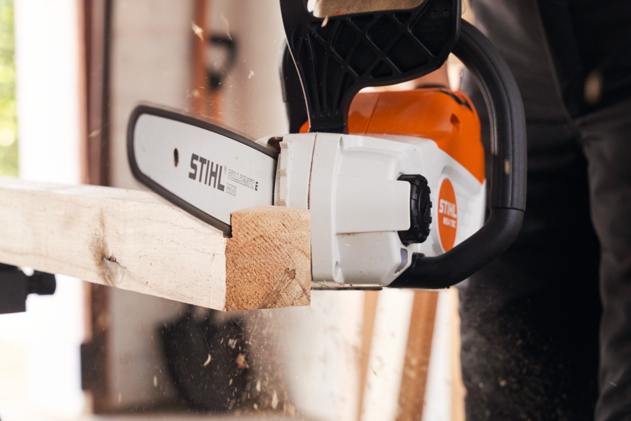 Primer plano de cómo cortar ángulos con una motosierra de batería STIHL