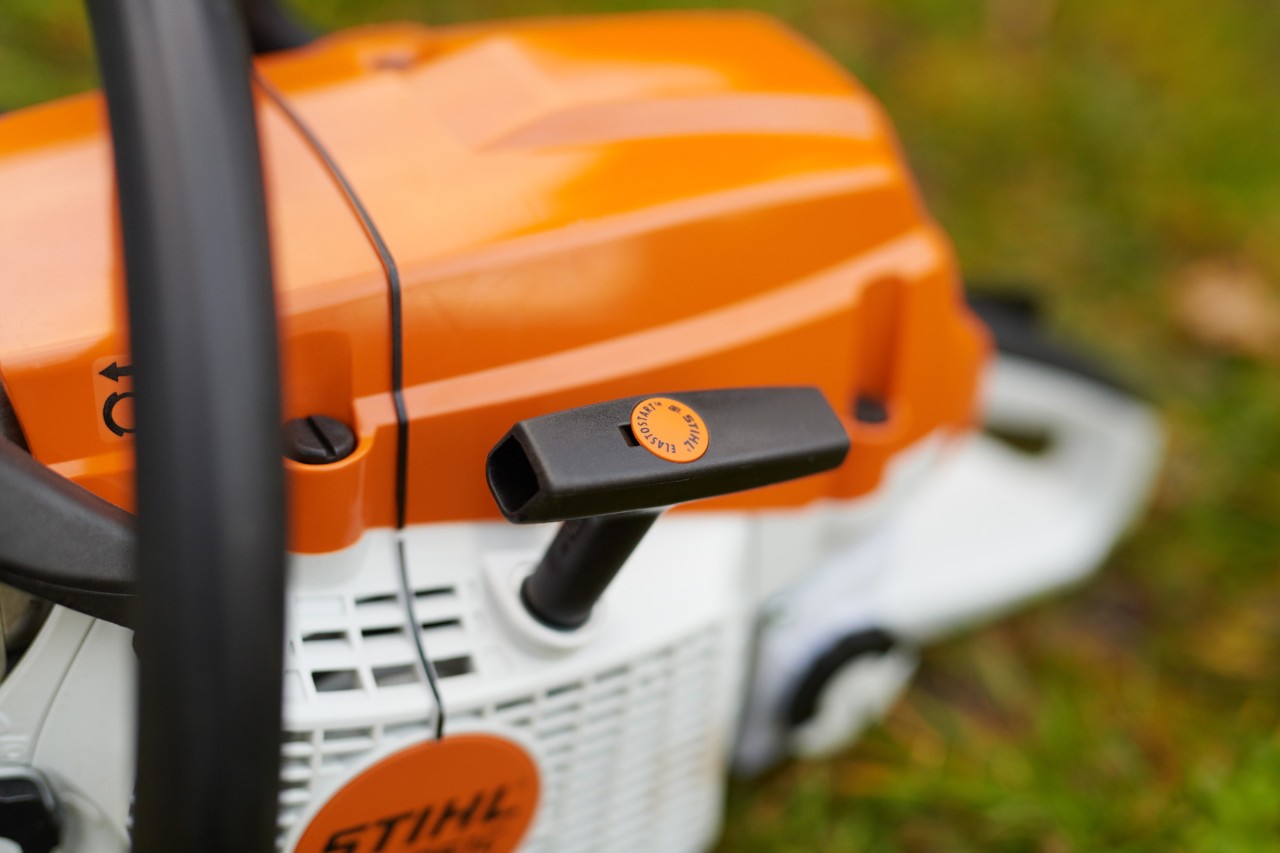 Primer plano de la empuñadura de arranque de una motosierra de gasolina STIHL MS 261 C-M con M-Tronic y ElastoStart