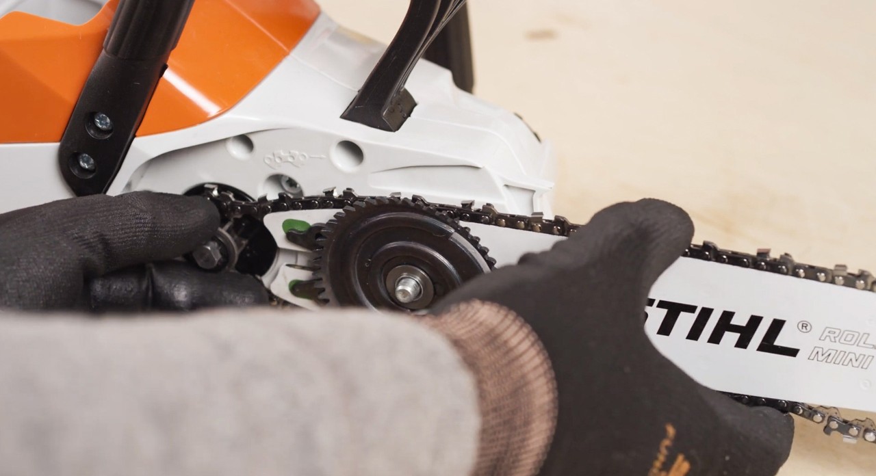 Colocación de un elemento de corte en una motosierra de batería STIHL MSA 120
