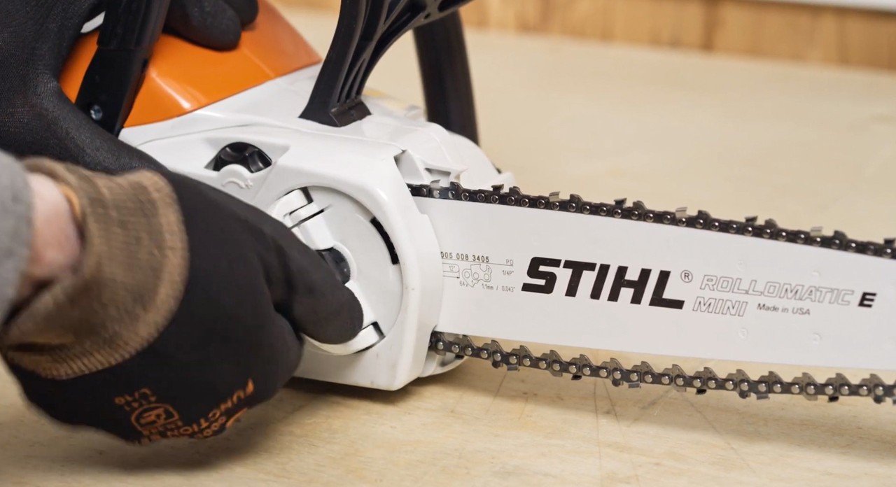 Reinstalación de la tapa del piñón de cadena de una motosierra de batería STIHL MSA 120