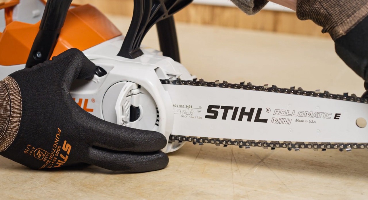 Cambiar la cadena de una motosierra STIHL: tensado de la cadena del modelo  de batería STIHL MSA 120 