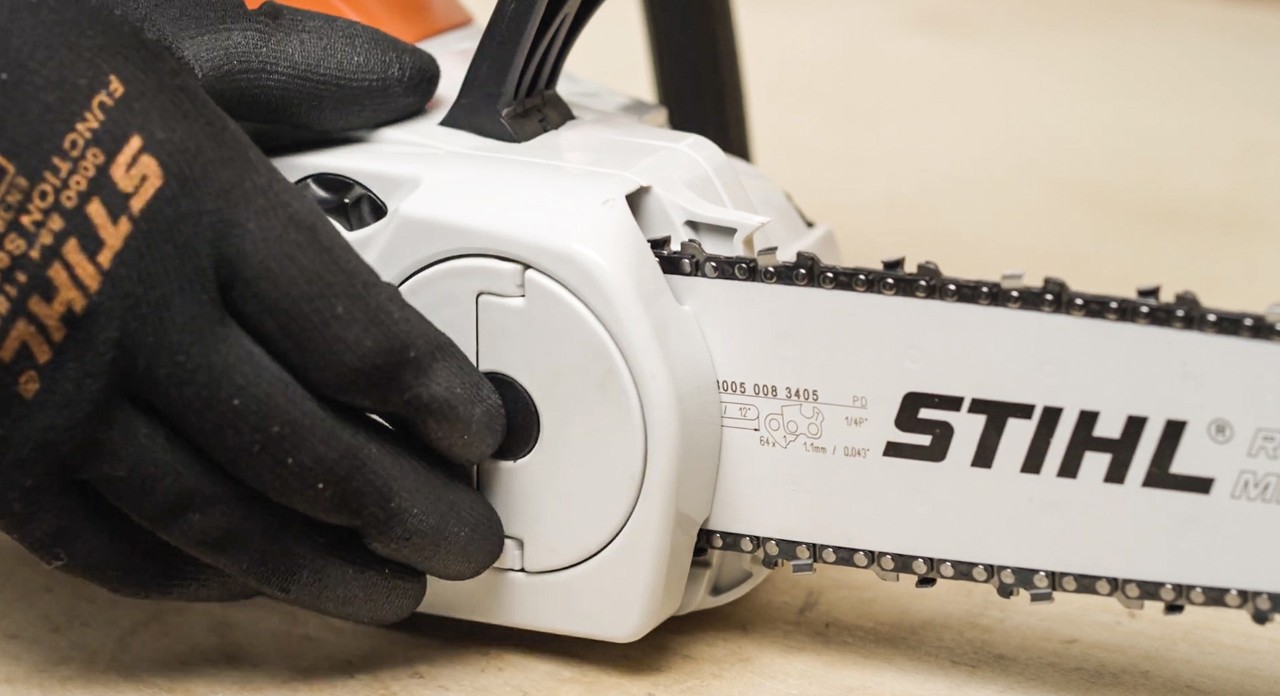 Primer plano de la tuerca de mariposa de una motosierra de batería STIHL MSA 120
