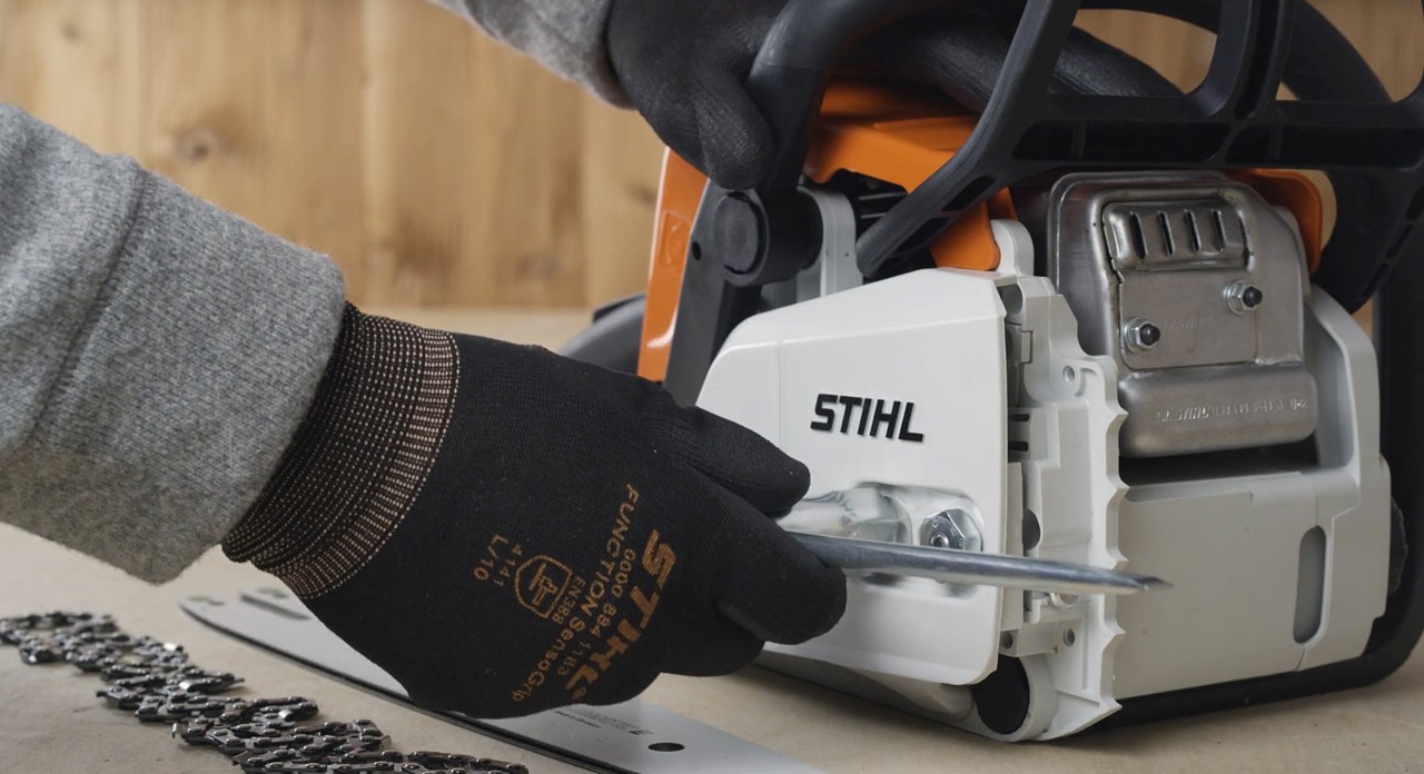 Primer plano de la tapa del piñón de cadena de una motosierra STIHL de batería MS 170