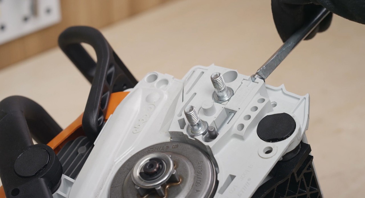 Primer plano del mecanismo tensor de una motosierra STIHL de batería MS 170