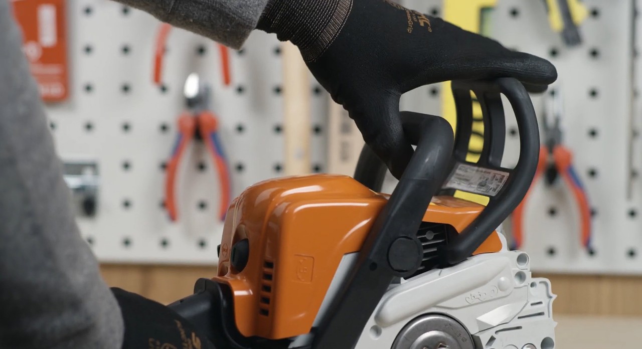 Liberación del freno de cadena de una motosierra de batería STIHL MS 170 Fuente de la imagen: 