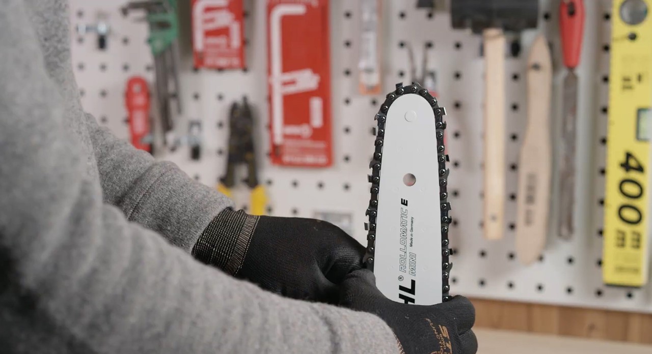 Colocación de la cadena de una motosierra montada en la espada de una motosierra de gasolina STIHL MS 170