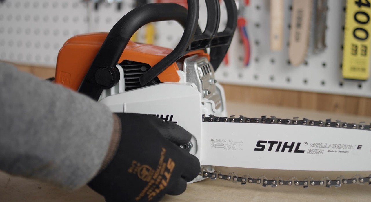Colocación de la tapa del piñón de cadena de una motosierra STIHL de gasolina MS 170