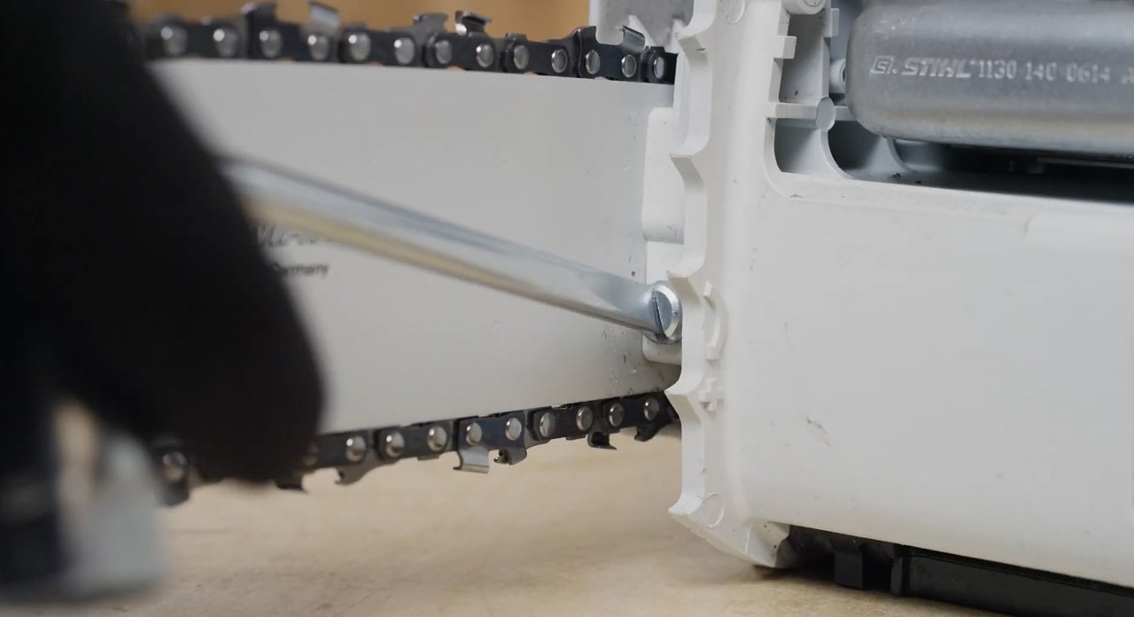 Tensado de la cadena de una motosierra de batería STIHL MS 170