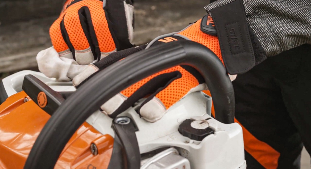 Limpieza del depósito de combustible de una motosierra STIHL MSA 251 con un paño