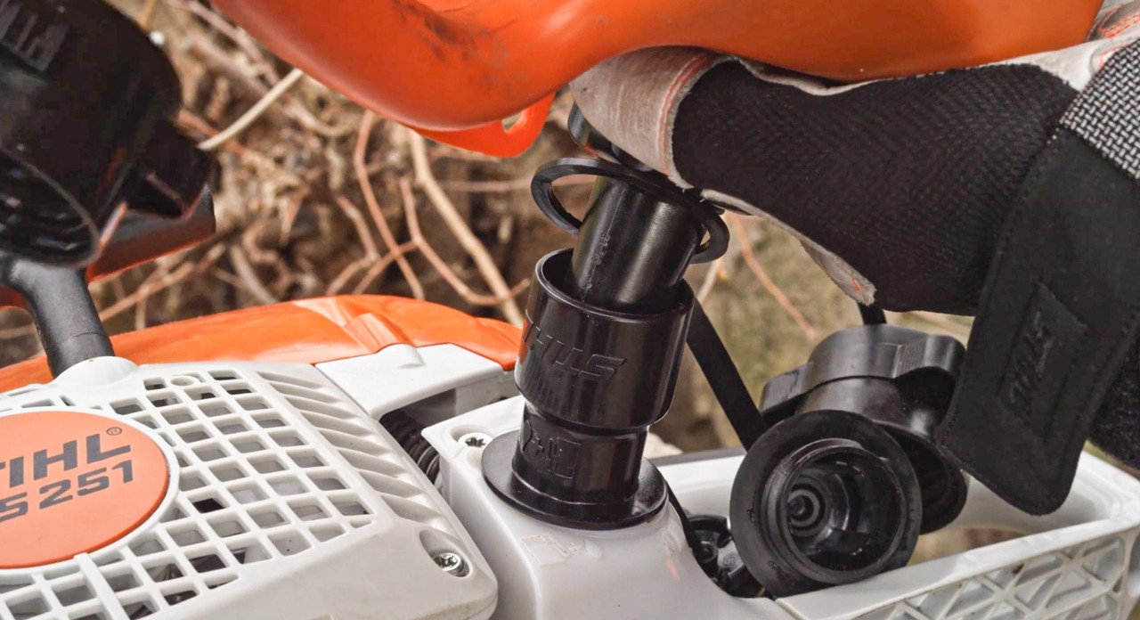 Llenado de una motosierra STIHL MS 251 con combustible