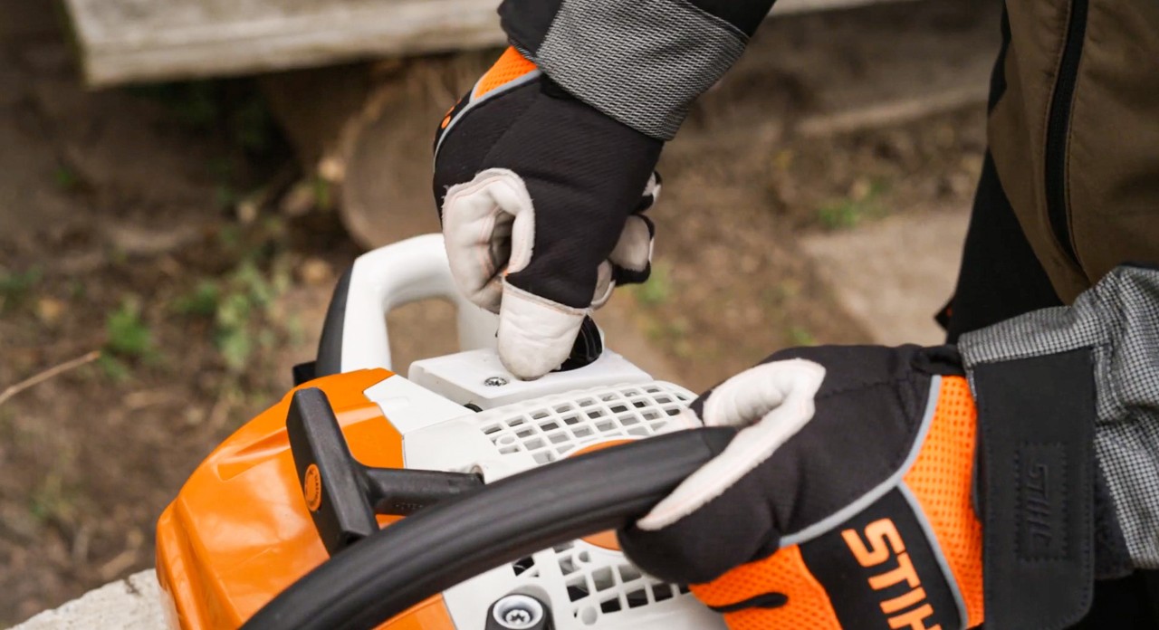 Primer plano del tapón de combustible de una motosierra STIHL MS 251