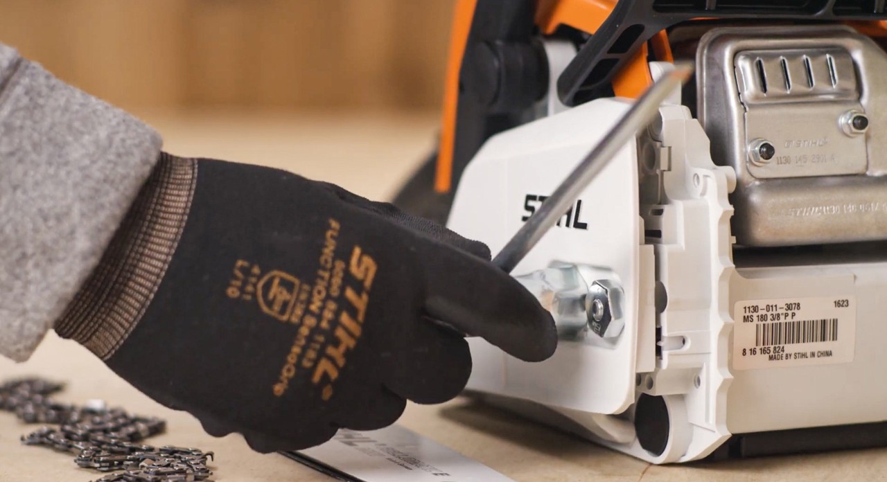 Primer plano de la tapa del piñón de cadena de una motosierra de batería STIHL MSA 180