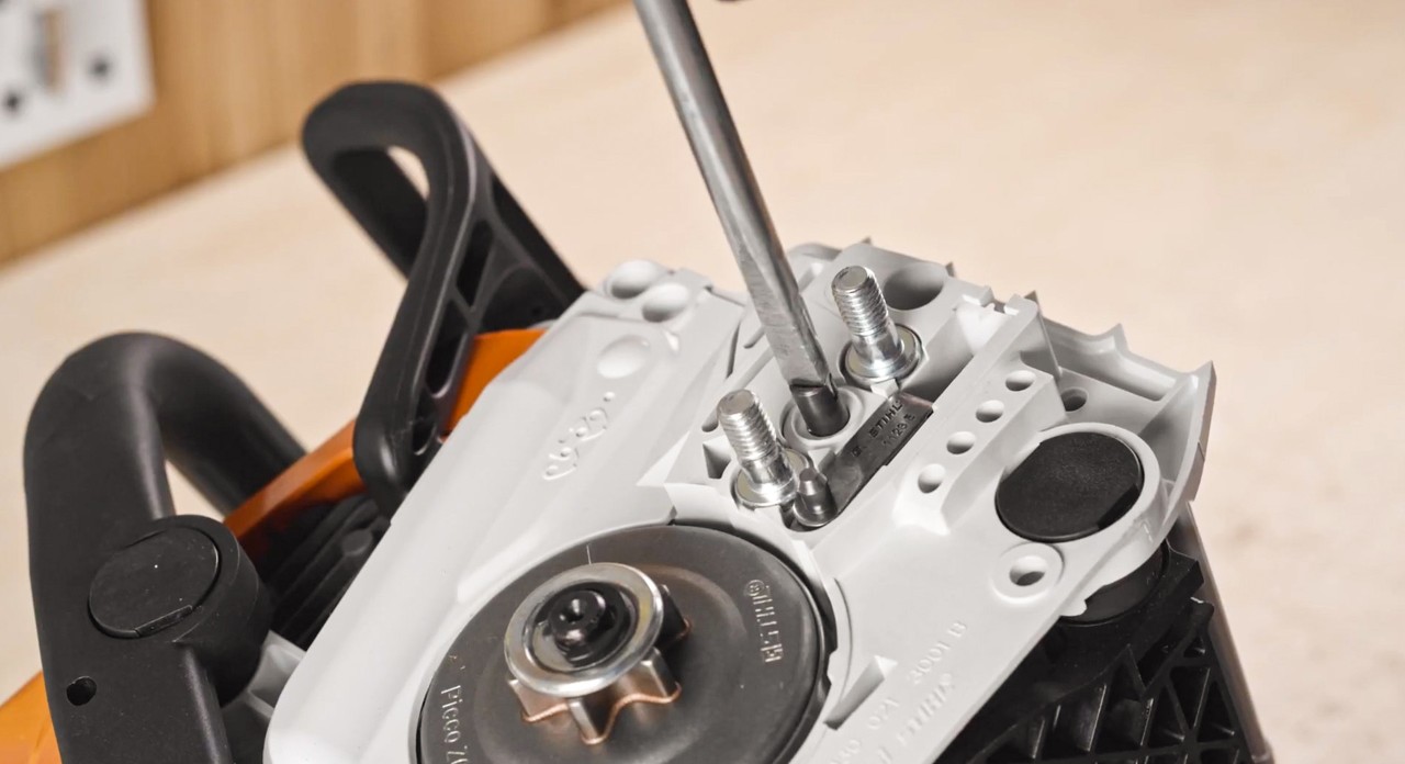 Primer plano del mecanismo tensor de una motosierra de batería STIHL MSA 180