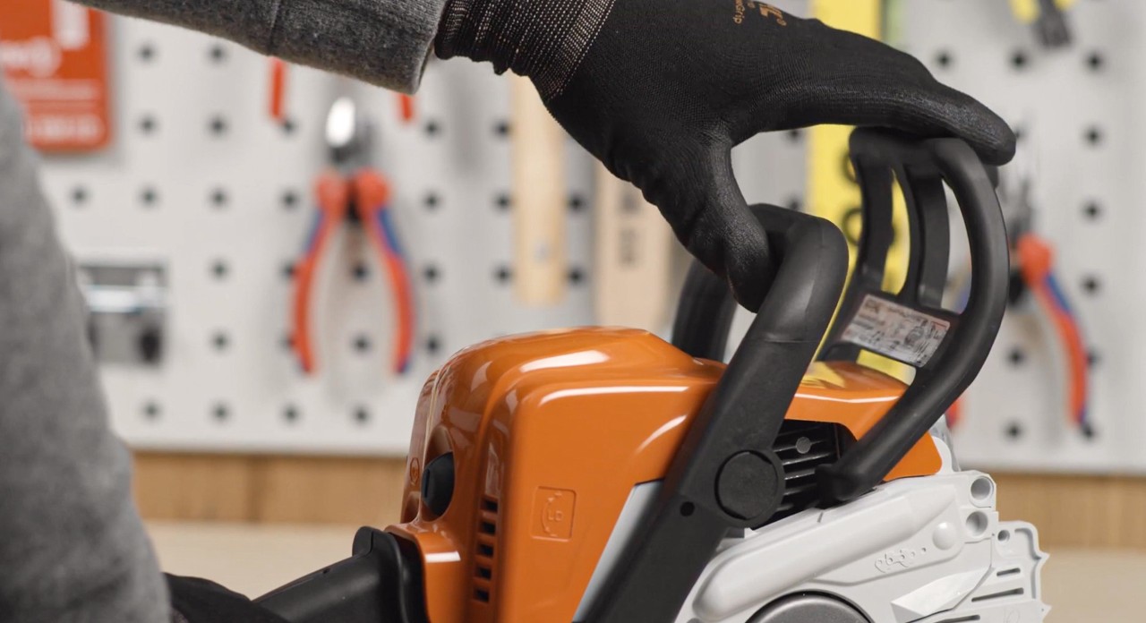 Liberación del freno de cadena de una motosierra STIHL de batería MSA 180