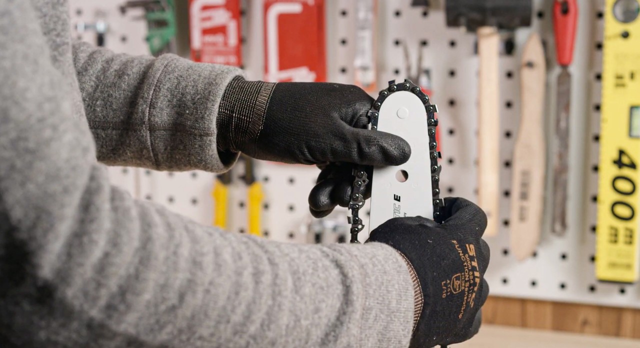 Montaje de la cadena en la espada de una motosierra de batería STIHL MSA 180