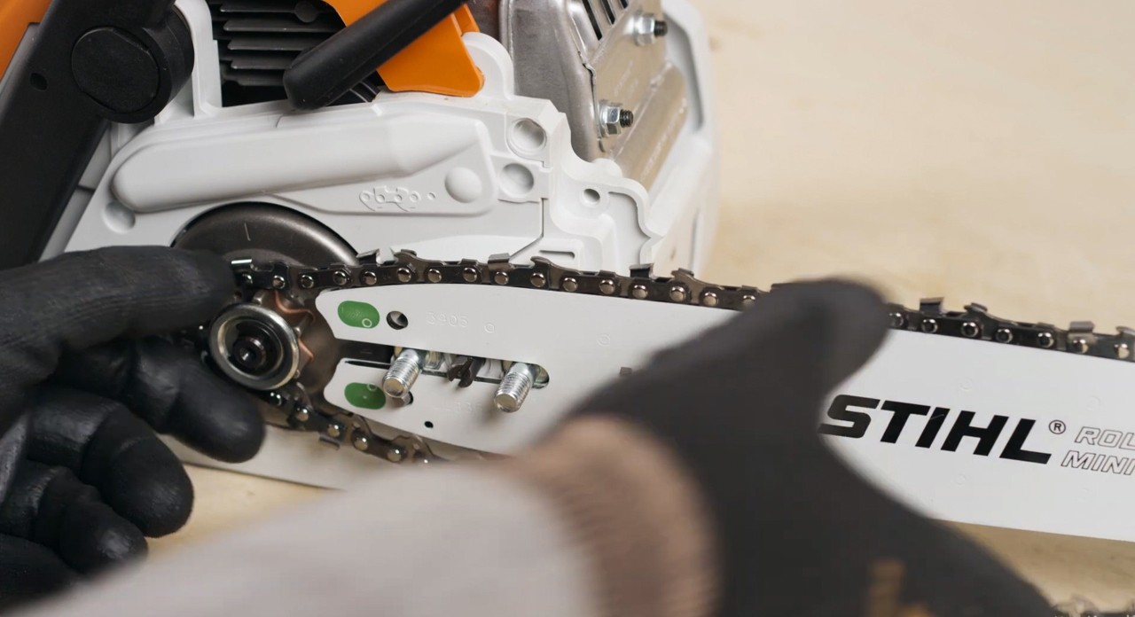 Instalación del equipo de corte en una motosierra STIHL de batería MSA 180