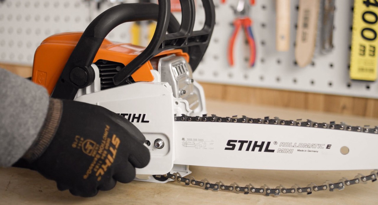 Colocación de la tapa del piñón de cadena de una motosierra de batería STIHL MSA 180