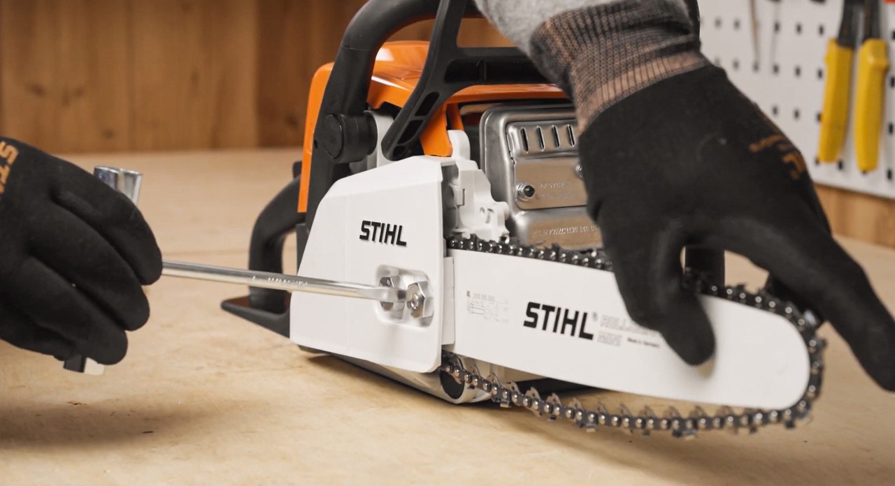 Tensado de la cadena de una motosierra STIHL de batería MSA 180
