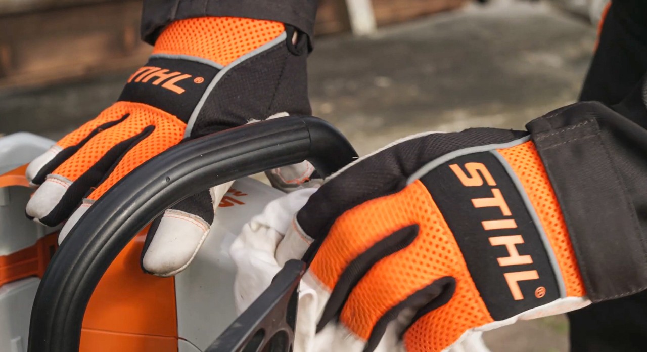 Primer plano de un tapón del depósito de aceite de una motosierra eléctrica STIHL MSA 120