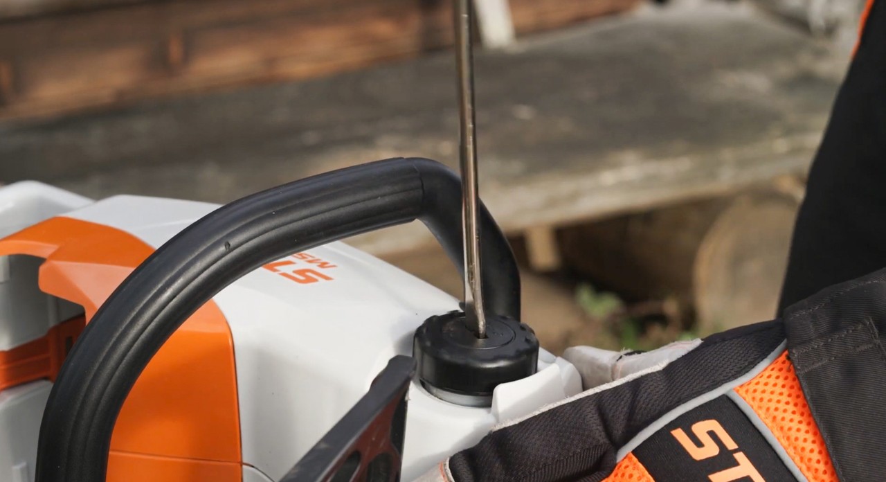 Primer plano del tapón del depósito de aceite de una motosierra STIHL de batería MSA 120