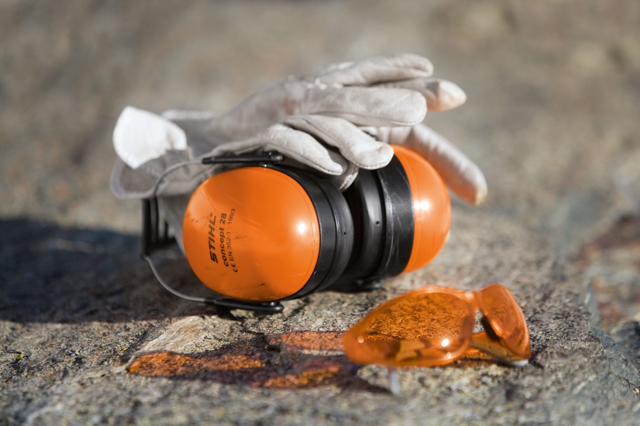 Gafas de protección Light de la línea STIHL FUNCTION de color naranja con protectores de oídos y guantes CONCEPT 28