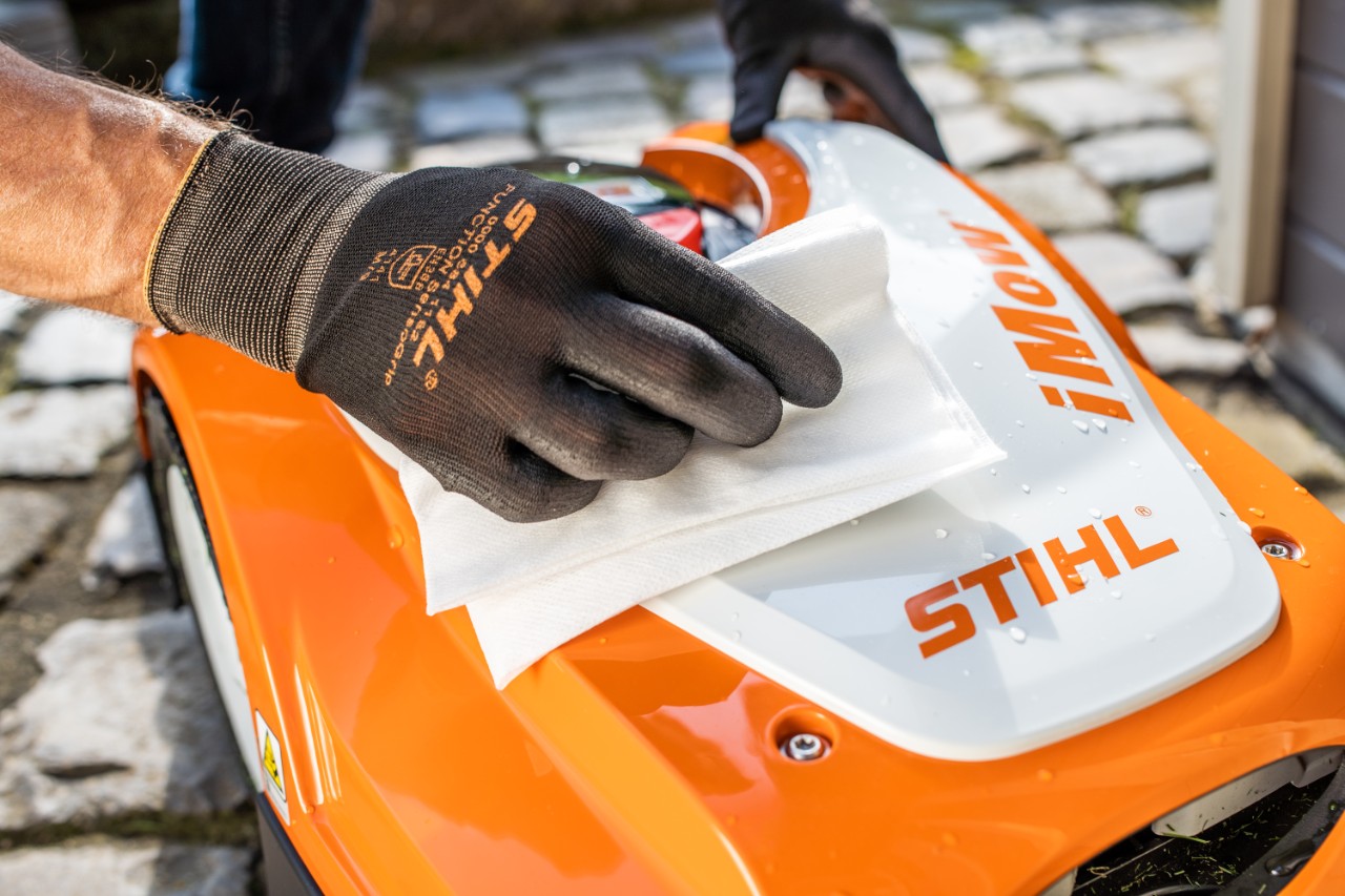  El robot cortacésped STIHL iMOW® 422 se limpia con un paño y se prepara para el invierno
