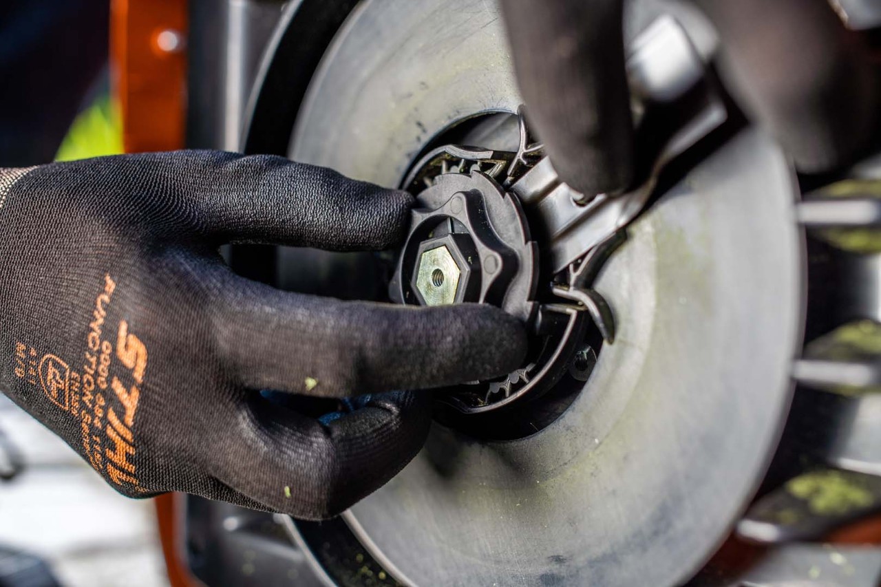 Primer plano de la plataforma de corte de un robot cortacésped STIHL iMOW® durante el montaje