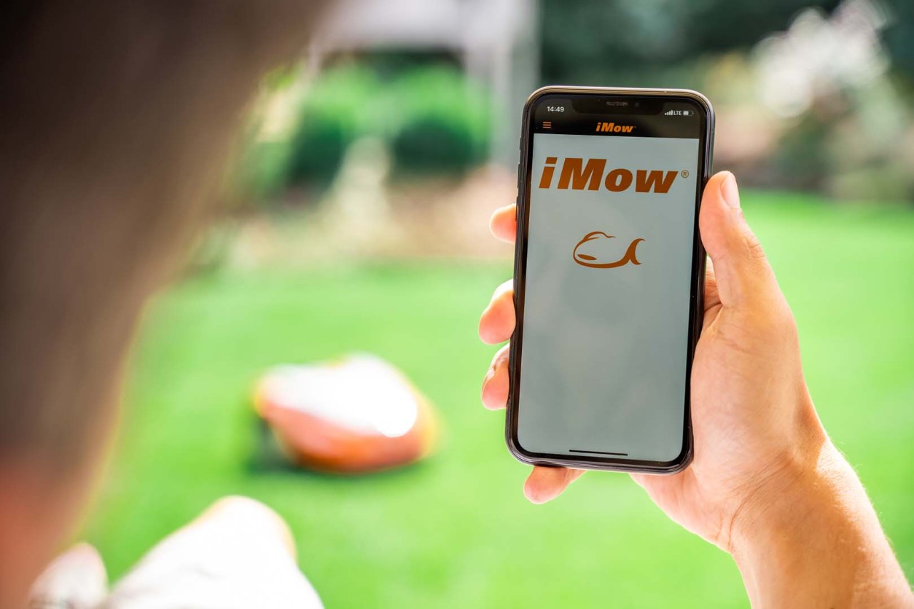 Un teléfono inteligente muestra la app iMOW®