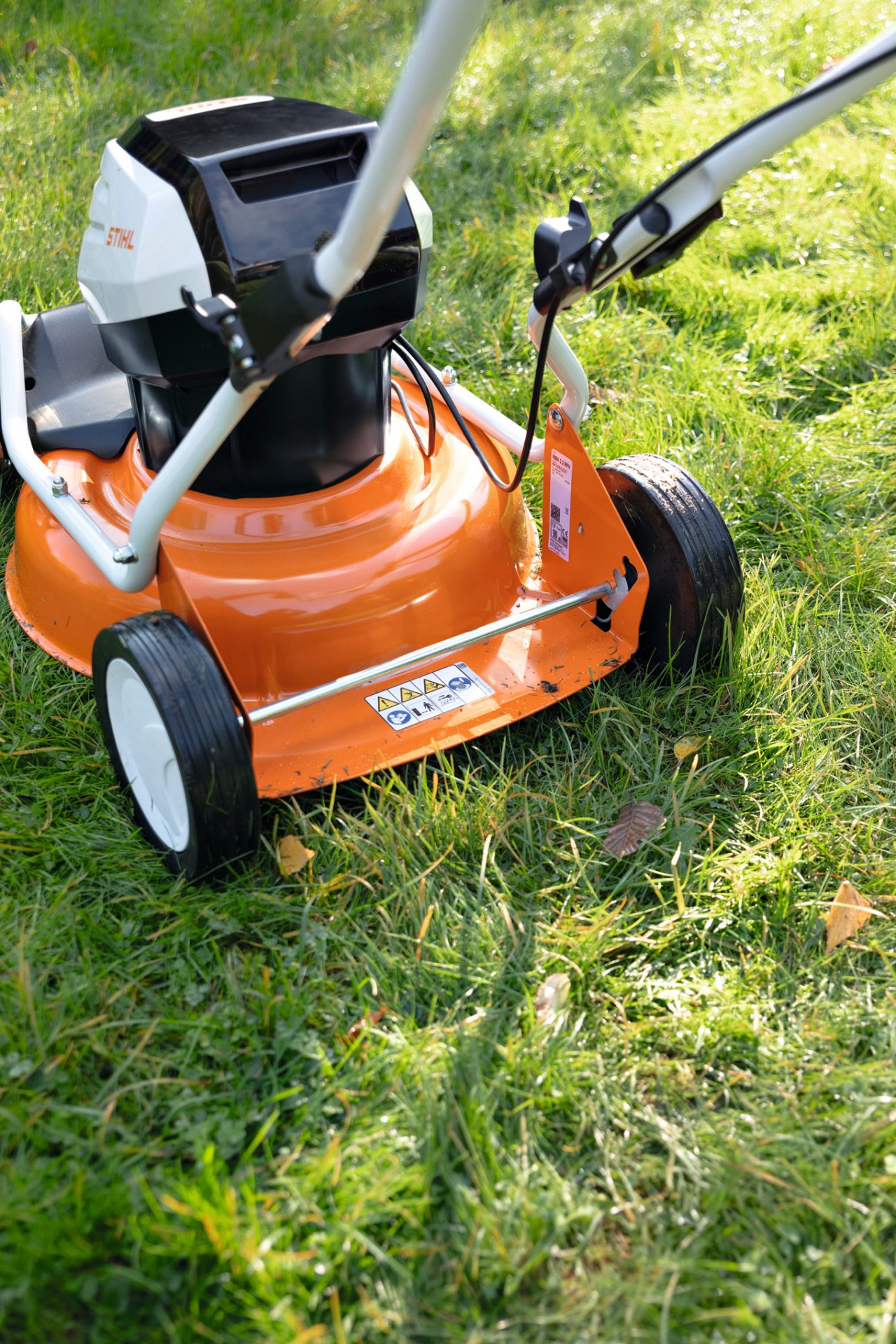 Un multi-cortacésped STIHL RMA 2 RV sobre el césped