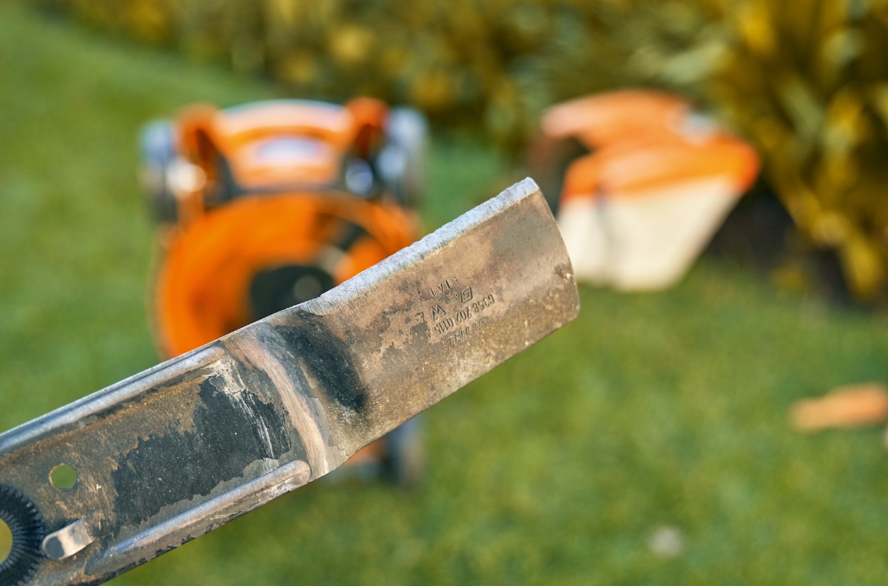 Primer plano de la cuchilla de un cortacésped de batería STIHL RMA 339 C antes del limpiar el cortacésped.