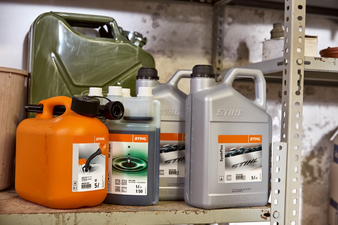 Depósito con lubricantes STIHL en un garaje para repostar el cortacésped