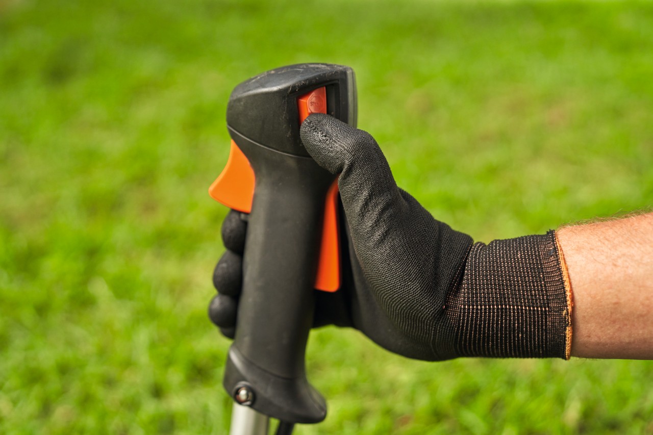 Un hombre apaga la desbrozadora de gasolina STIHL FS 91