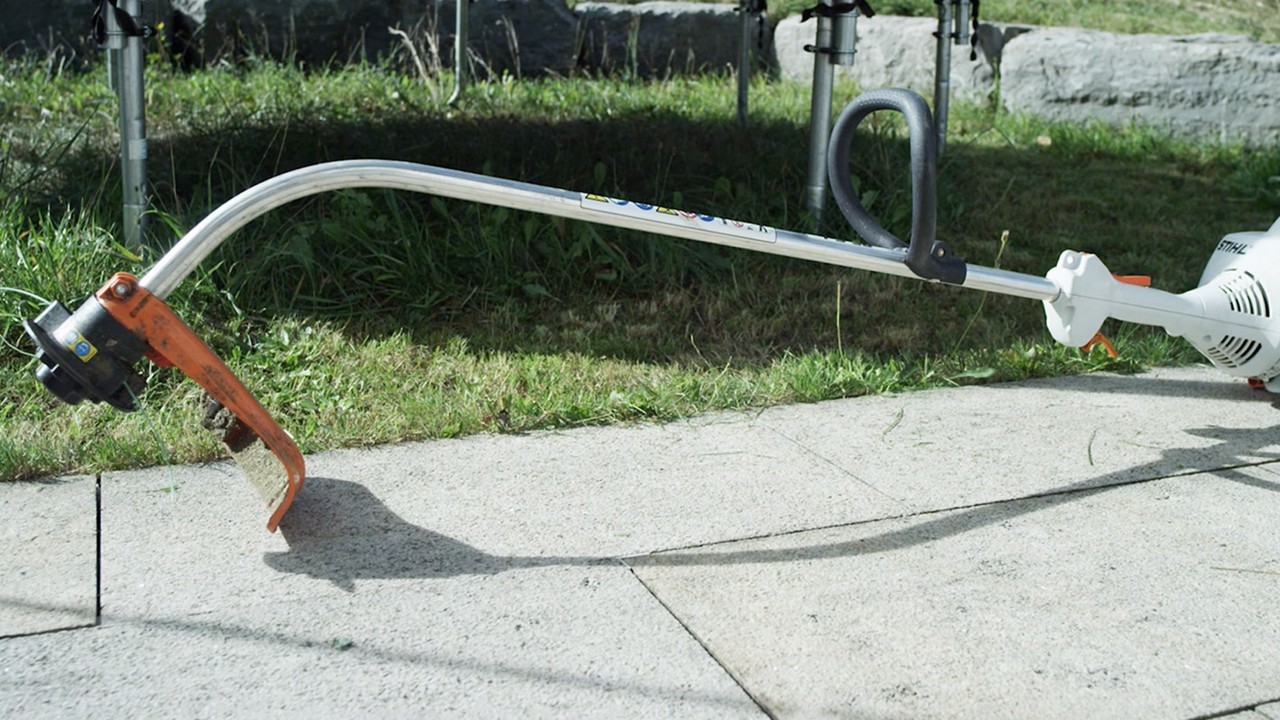 Desbrozadora de gasolina STIHL FS 38 tumbada en el suelo