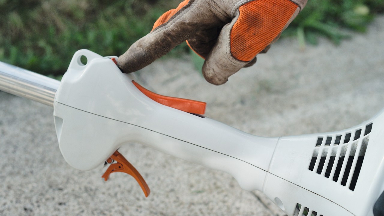 El interruptor de parada se acciona en la desbrozadora de gasolina STIHL FS 38