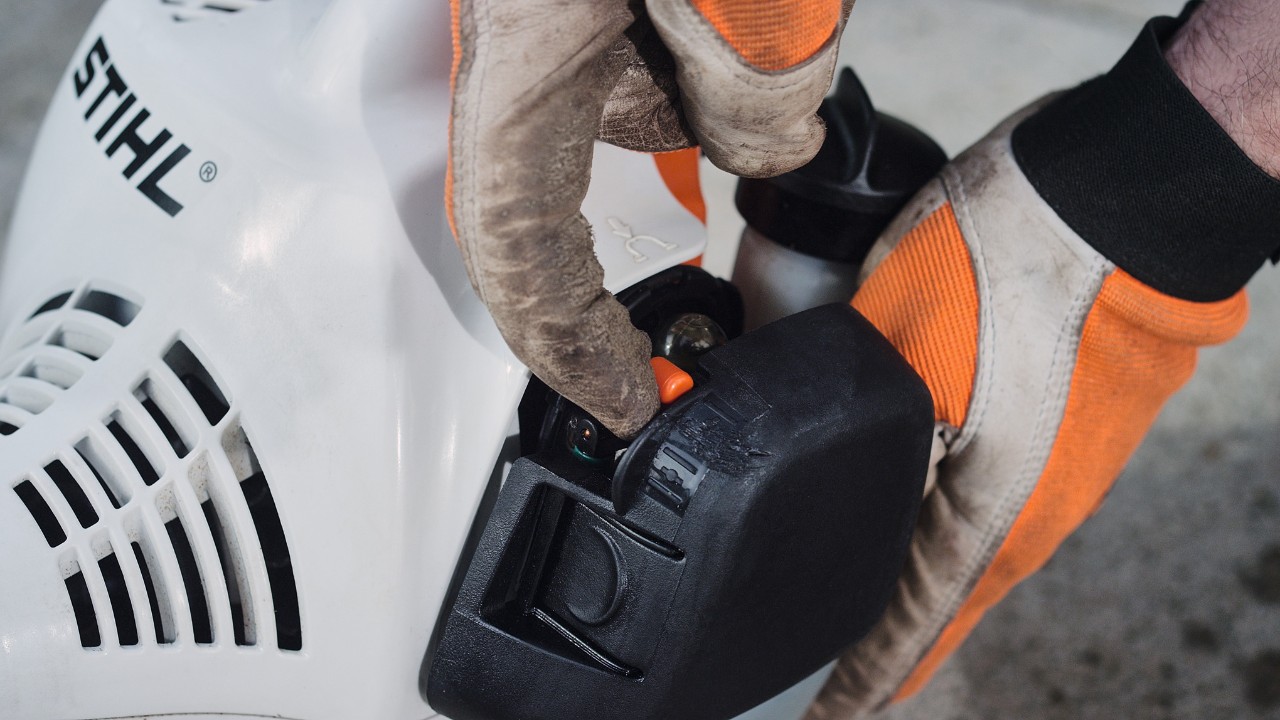 La palanca de arranque se acciona en la desbrozadora de gasolina STIHL FS 38