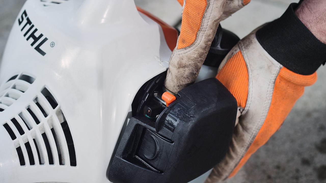 Presionar la bomba de combustible de la desbrozadora de gasolina STIHL FS 38