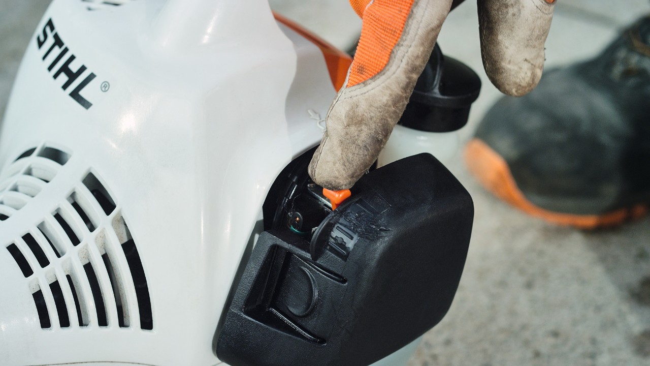 Se abre el estrangulador de la desbrozadora de gasolina STIHL FS 38