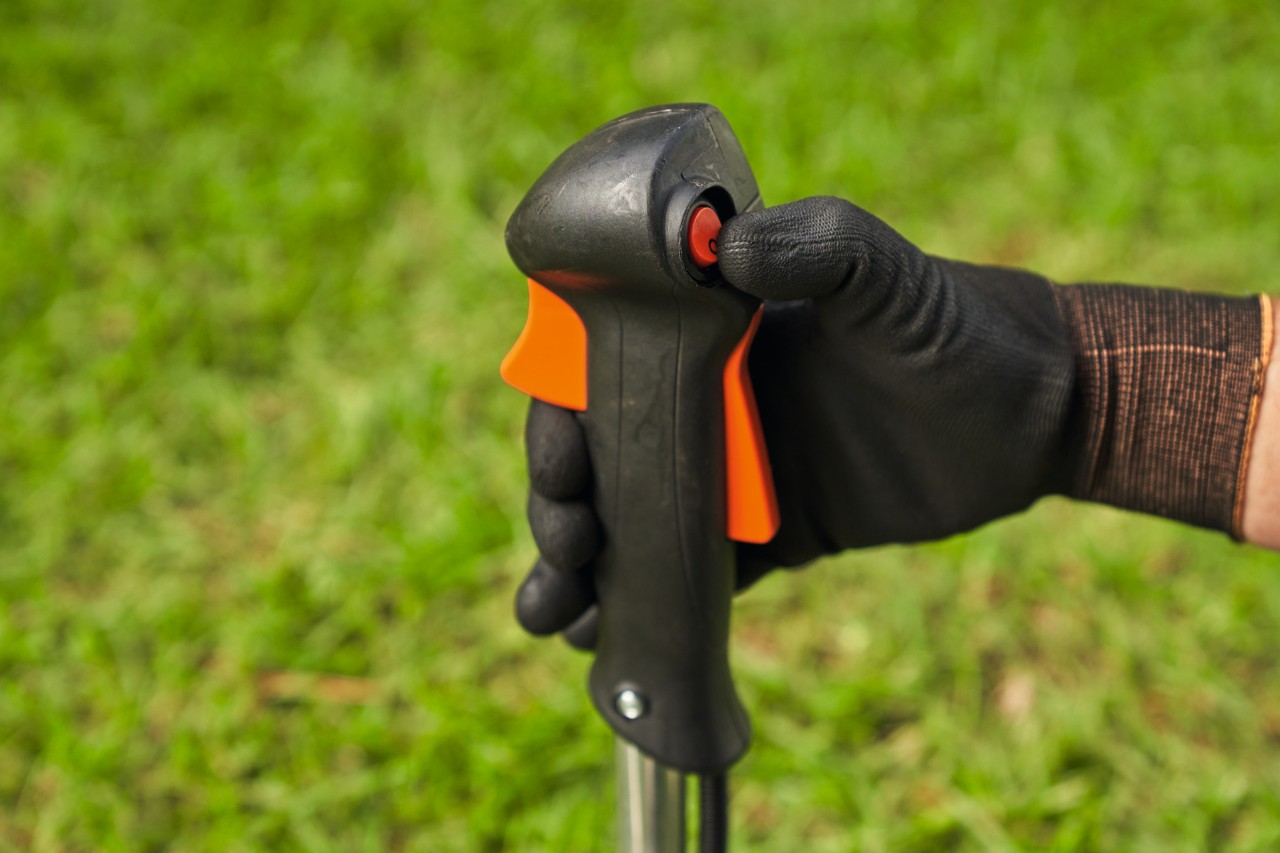 Un hombre deja la desbrozadora de gasolina STIHL FS 56