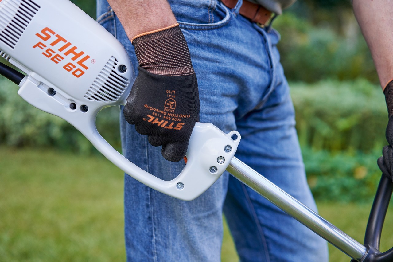 Pulsar el interruptor en el mango de control de la desbrozadora eléctrica STIHL FSE 60