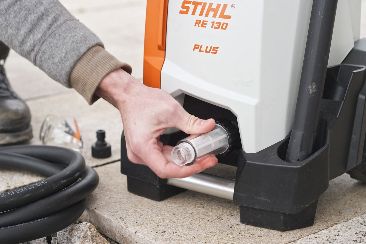 Una persona comprueba la conexión de la hidrolimpiadora STIHL RE 130 PLUS