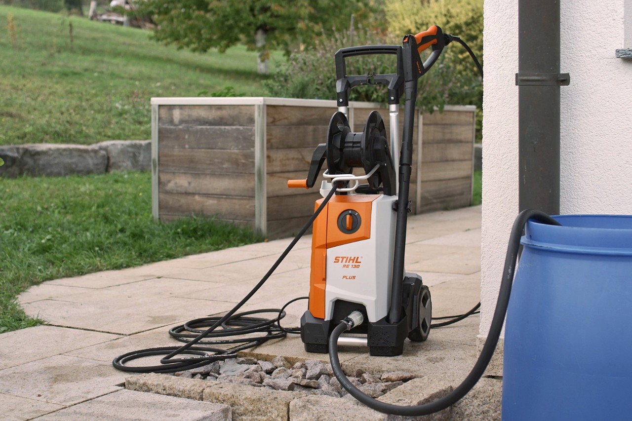 Hidrolimpiadora STIHL RE 130 PLUS conectada y lista para ser utilizada en una terraza 