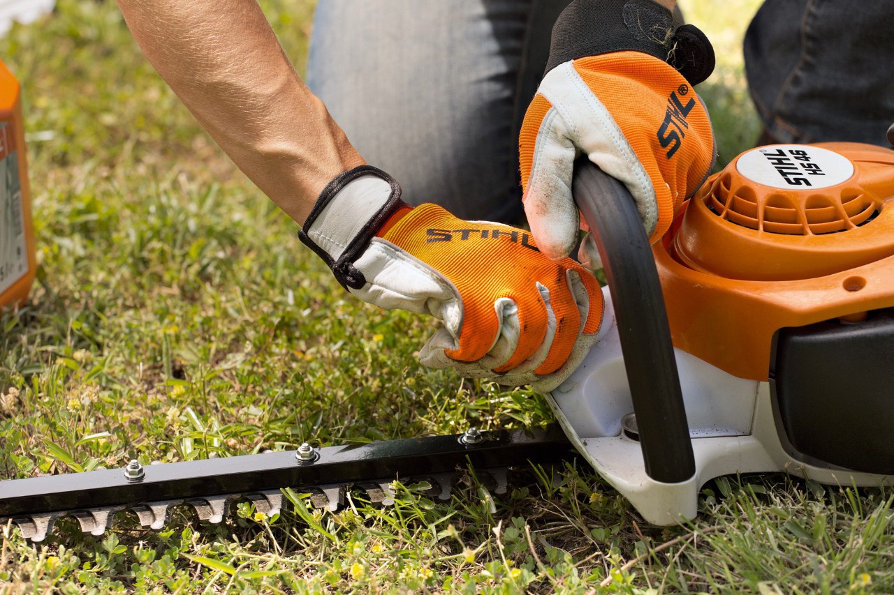  El cortasetos de gasolina STIHL HS 46 se limpia después de su uso
