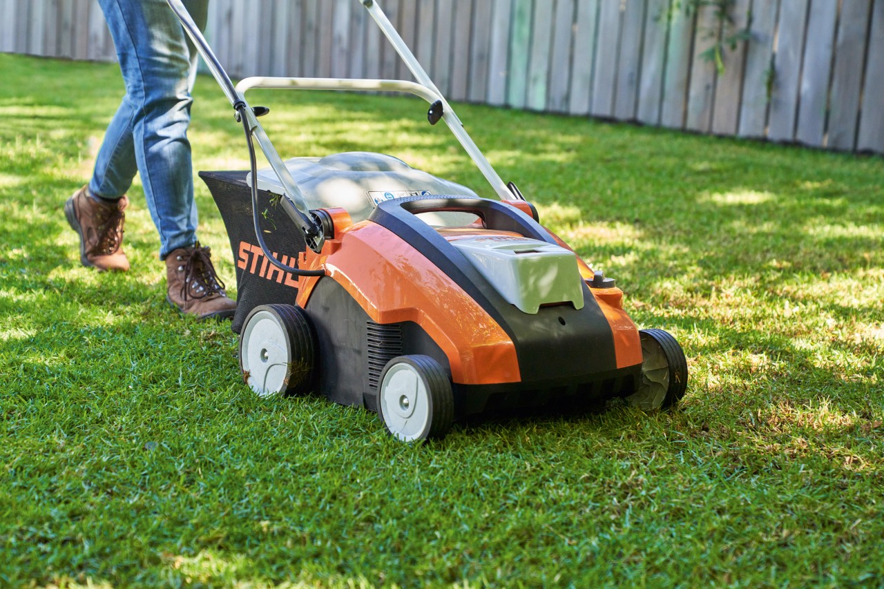 Escarificador de batería STIHL RLA 240 para airear un césped verde