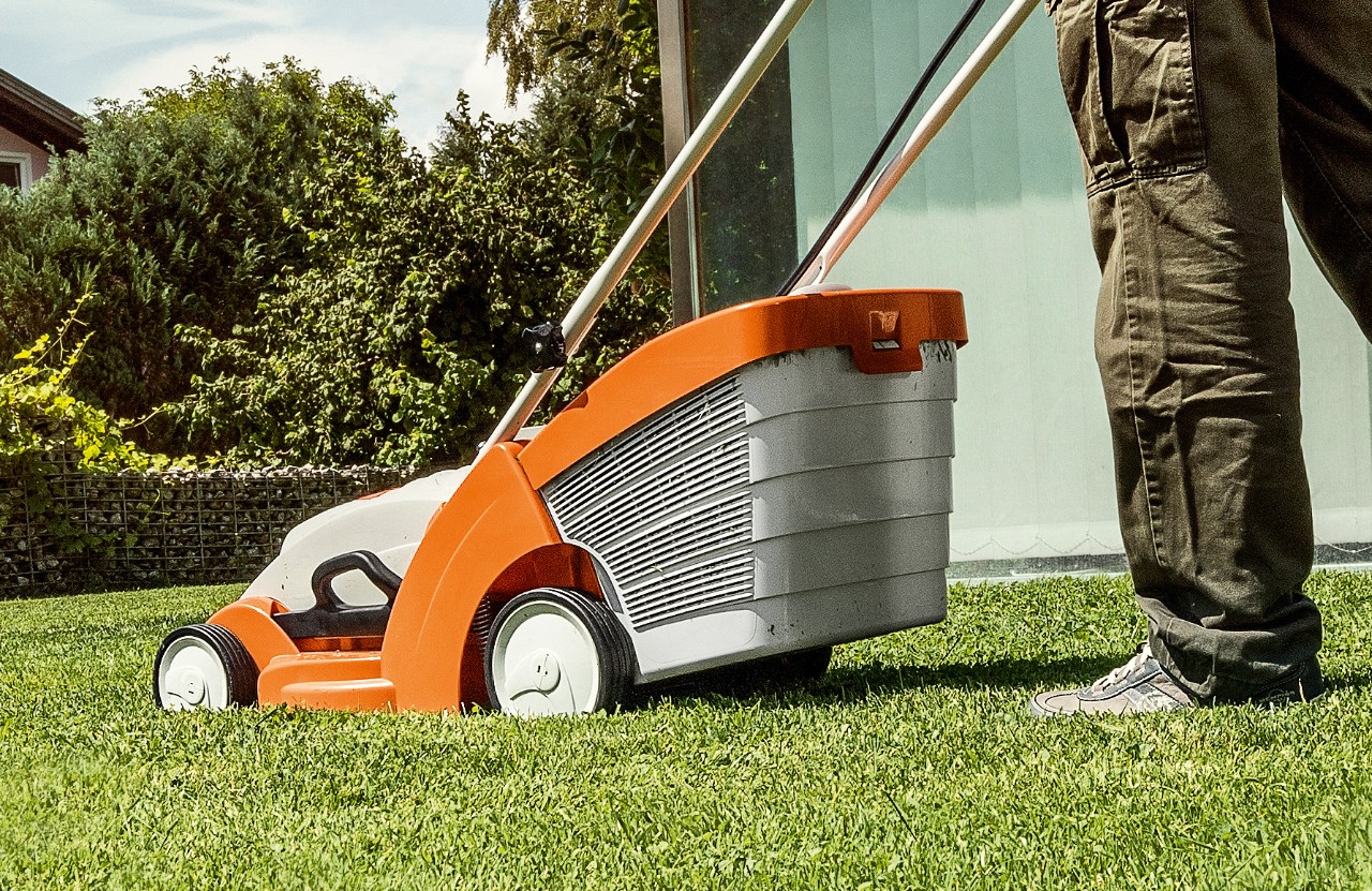 Un cortacésped de batería STIHL RMA 339 utilizado en un césped verde