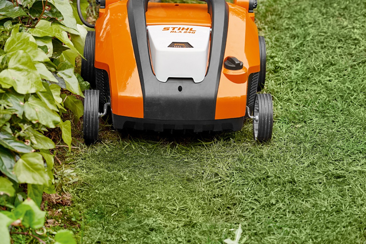 Primer plano de un escarificador de césped de batería STIHL RLA 240.