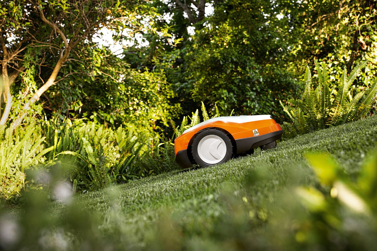 Un robot cortacésped iMOW® STIHL RMI 522 en una ladera
